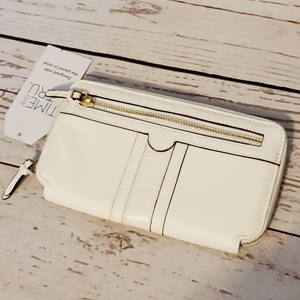 Time and Tru women's recycled materials wallet white